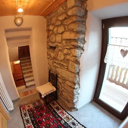Maison Du-noyer Et Tables D'hotes Casa de hóspedes Aosta